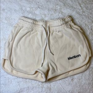 Creme trendy shorts